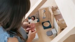 Plan Toys PlanToys Holzspielzeug Badezimmer-Orchard -Corolle Verkaufsgeschäft 7356