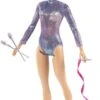 Barbie GTN65 - Blonde Puppe Rhythmische Sportgymnastin (ca. 30 cm) Mit Schillerndem Metallic-Gymnastikanzug, 2 Keulen Und Band, Tolles Geschenk Für Kinder Ab 3 Jahren