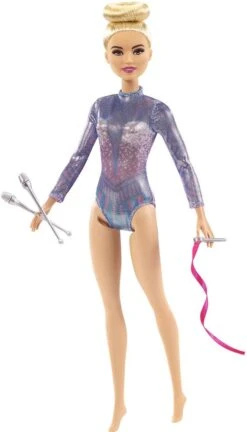 Barbie GTN65 - Blonde Puppe Rhythmische Sportgymnastin (ca. 30 cm) Mit Schillerndem Metallic-Gymnastikanzug, 2 Keulen Und Band, Tolles Geschenk Für Kinder Ab 3 Jahren