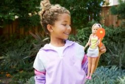 Barbie GTW38 - Pastaköchin-Puppe (ca. 30 cm) Mit Buntem Oberteil, Hose Mit Nudel-Aufdruck, Kochmütze, Topf Und Pasta-Schneider, Spielzeug Geschenk Für Kinder Ab 3 Jahren -Corolle Verkaufsgeschäft barbie gtw38 pastakoechin puppe ca 30 cm mit buntem oberteil hose mit nudel aufdruck kochmuetze topf und pasta schneider spielzeug geschenk fuer kinder ab 2