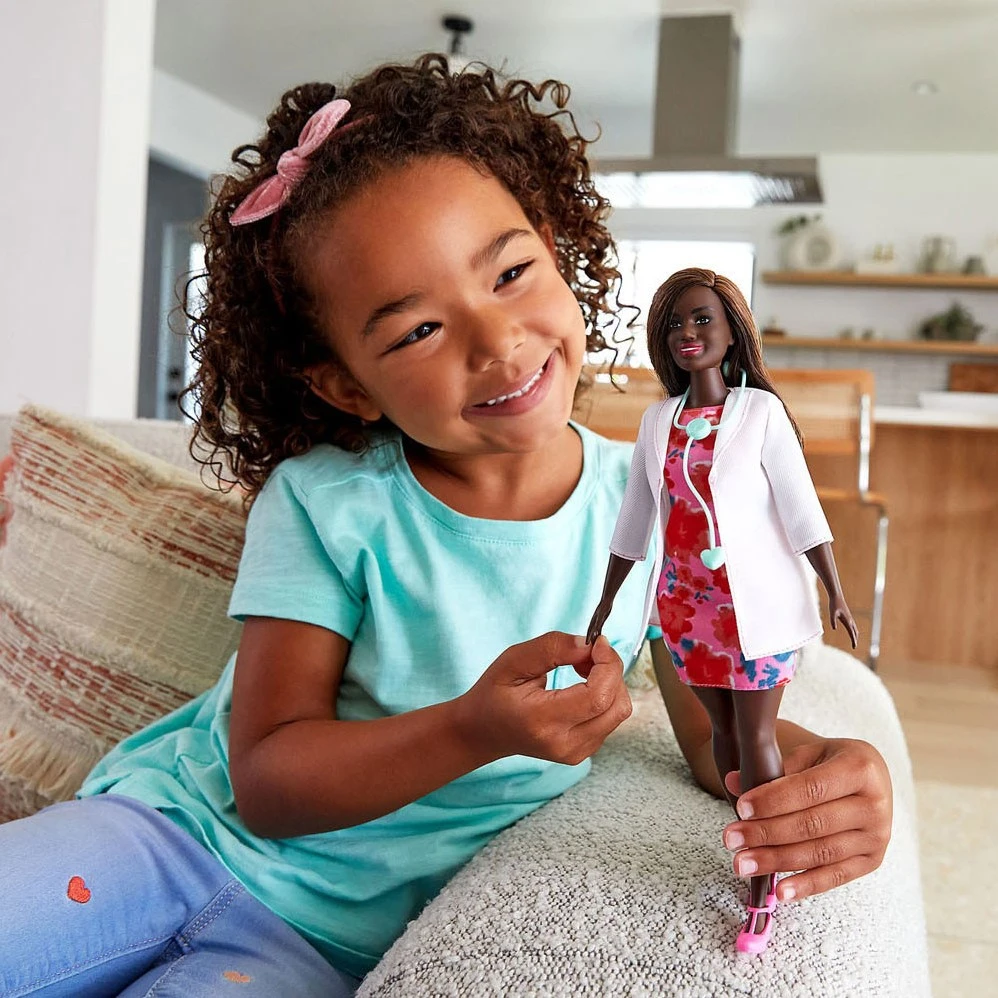 Barbie GYT29 - Ärztin Puppe (ca. 30 Cm), Brünettes Haar, Kurvige Form, Arztkittel, Bedrucktes Kleid, Stethoskop-Accessoire, Tolles Spielzeuggeschenk Für Kinder, Ab 3 Jahren 4 Barbie GYT29 - Ärztin Puppe (ca. 30 Cm), Brünettes Haar, Kurvige Form, Arztkittel, Bedrucktes Kleid, Stethoskop-Accessoire, Tolles Spielzeuggeschenk Für Kinder, Ab 3 Jahren – Bild 2