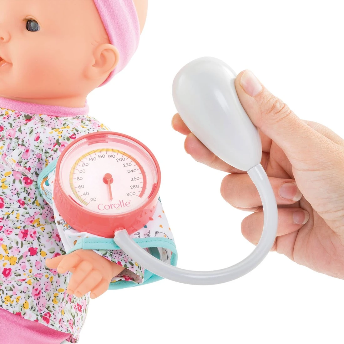 Corolle 9000141050 Mon Grand Poupon 36-42cm Großes Doktorset / 7 Teile / Mit Blutdruckmessgerät / Spritze Und Stethoskop Mit Funktion / Für Alle 36-42cm Puppen / Für Kinder Ab 2 Jahren Geeignet 4 Corolle 9000141050 Mon Grand Poupon 36-42cm Großes Doktorset / 7 Teile / Mit Blutdruckmessgerät / Spritze Und Stethoskop Mit Funktion / Für Alle 36-42cm Puppen / Für Kinder Ab 2 Jahren Geeignet – Bild 2