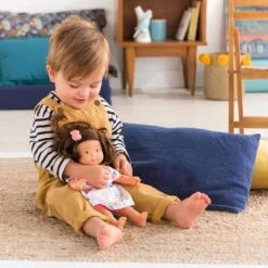 Corolle 9000260030 Mon Premier Poupon Florolle Eglantine / Weichkörperpuppe Mit Braunen Haaren / Haargummi Und Blumenkleid / Vanilleduft / 32cm / Für Kinder Ab 18 Monaten Geeignet 7 Corolle 9000260030 Mon Premier Poupon Florolle Eglantine / Weichkörperpuppe Mit Braunen Haaren / Haargummi Und Blumenkleid / Vanilleduft / 32cm / Für Kinder Ab 18 Monaten Geeignet -Corolle Verkaufsgeschäft corolle 9000260030 mon premier poupon florolle eglantine weichkoerperpuppe mit braunen haaren haargummi und blumenkleid vanilleduft 32cm fuer kinder ab 18 monaten geeignet 3