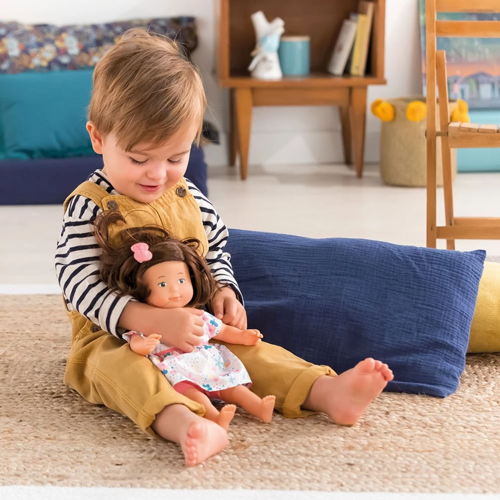 Corolle 9000260030 Mon Premier Poupon Florolle Eglantine / Weichkörperpuppe Mit Braunen Haaren / Haargummi Und Blumenkleid / Vanilleduft / 32cm / Für Kinder Ab 18 Monaten Geeignet 5 Corolle 9000260030 Mon Premier Poupon Florolle Eglantine / Weichkörperpuppe Mit Braunen Haaren / Haargummi Und Blumenkleid / Vanilleduft / 32cm / Für Kinder Ab 18 Monaten Geeignet – Bild 3