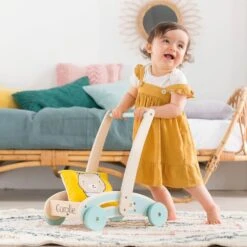 Corolle- Gehwagen Aus Holz + Kissen Für Puppen, 30 Cm, 9000110600 -Corolle Verkaufsgeschäft corolle gehwagen aus holz plus kissen fuer puppen 30 cm 9000110600 3