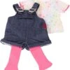 Götz 3402053 Kombination Latzhose Shorty - Jeanslatzhosen-Set Puppenbekleidung Gr. XL - 3-teiliges Bekleidungs- Zubehörset Für Stehpuppen 45 - 50 Cm -Corolle Verkaufsgeschäft goetz 3402053 kombination latzhose shorty jeanslatzhosen set puppenbekleidung gr xl 3 teiliges bekleidungs zubehoerset fuer stehpuppen 45 50 cm