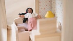 Plan Toys PlanToys Holzspielzeug Wohnzimmer-Orchard -Corolle Verkaufsgeschäft lf 7355 living room orchard 1jpg