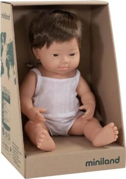 Miniland Europäischer Junge 38cm Mit Down Syndrom, 31170 5 Miniland Europäischer Junge 38cm Mit Down Syndrom, 31170 -Corolle Verkaufsgeschäft miniland europaeischer junge 38cm mit down syndrom 31170 2