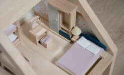 Plan Toys PlanToys Holzspielzeug Schlafzimmer-Orchard -Corolle Verkaufsgeschäft plantoys holzspielzeug schlafzimmer orchard 3